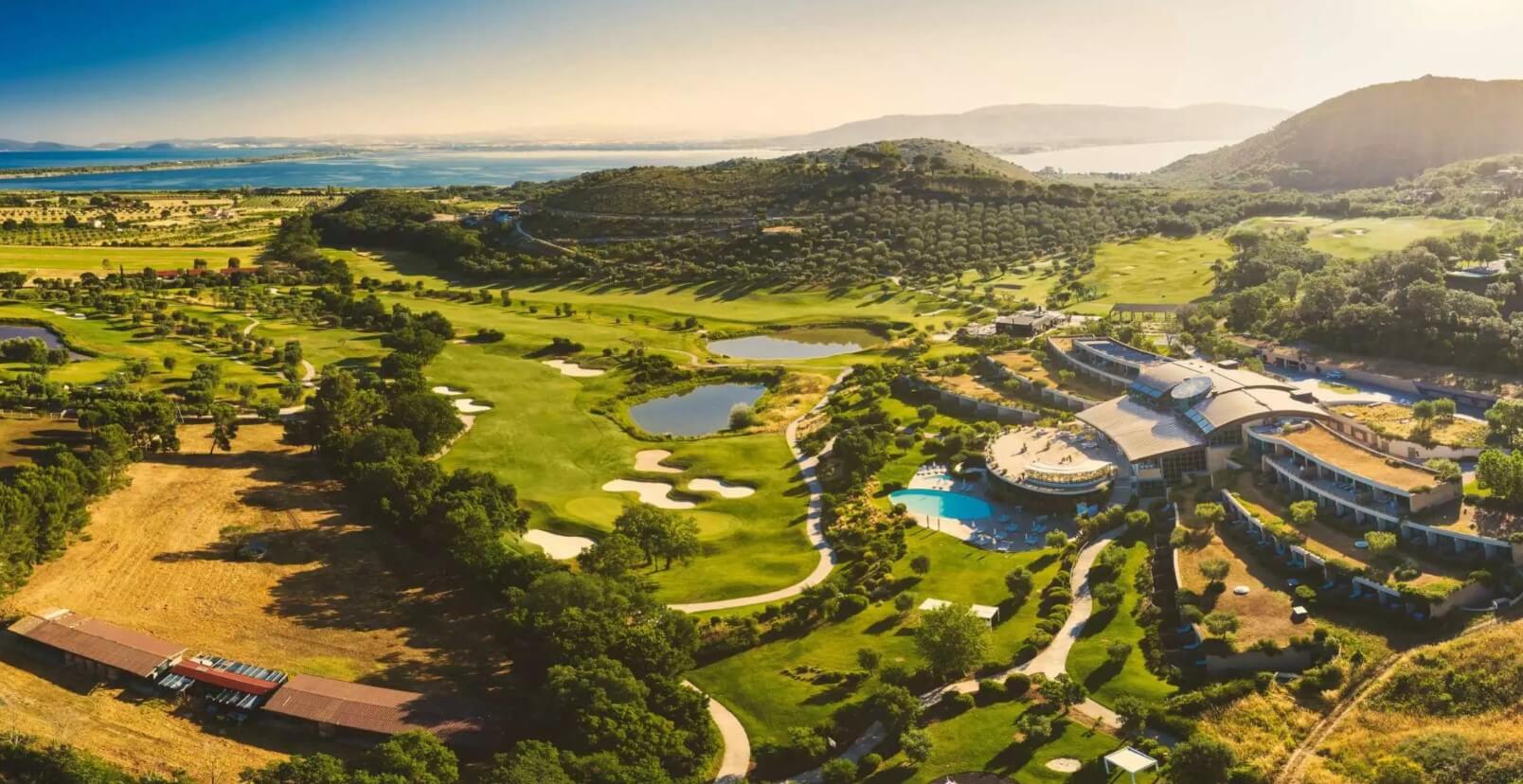 Lee más sobre el artículo LA EVOLUCIÓN TECNOLÓGICA DE LOS RESORTS CON ANCLAJE EN EL MUNDO DEL GOLF. POTENCIAR EL MARIDAJE GOLF Y TURISMO.